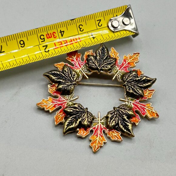 Wreath of Fall Leaf Pin Brooch Autumn Enameled Fall Color Round Wreath Signed KC - Picture 5 of 5